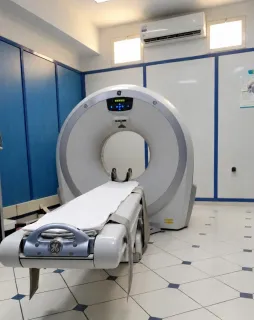Scanner et table d’examen du centre.