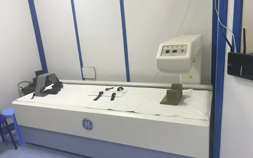 Table d’examen DEXA du centre de radiologie.