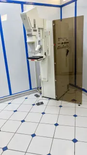 Appareil de mammographie avec écran de protection dans la salle d’examen.