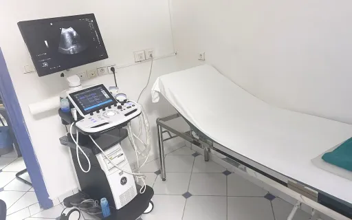 Échographe et table d’examen dans la salle d’échographie du centre.