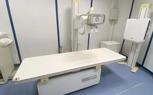 Appareil de radiographie et table d’examen du centre.